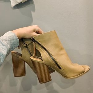 Cute brown booties! Perfect for fall!!